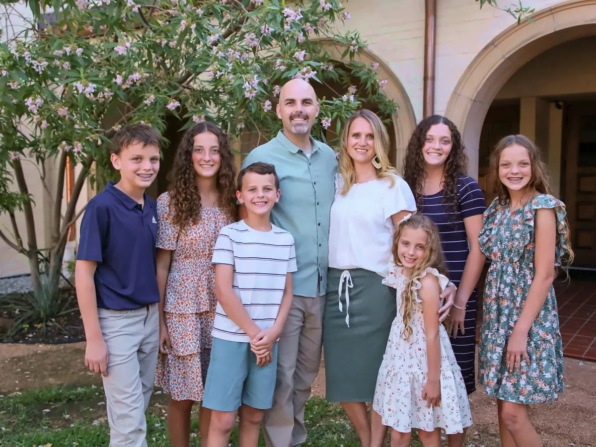 El Dr. Geoff Barnum con su esposa, Becky, y sus hijos